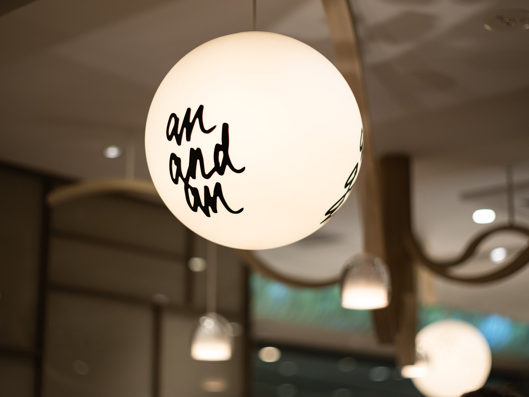 店内の球体ライトに書かれた an and an のロゴ